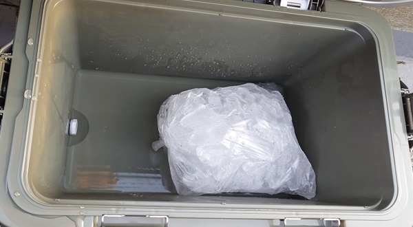 氷が入ったクーラーボックスの写真