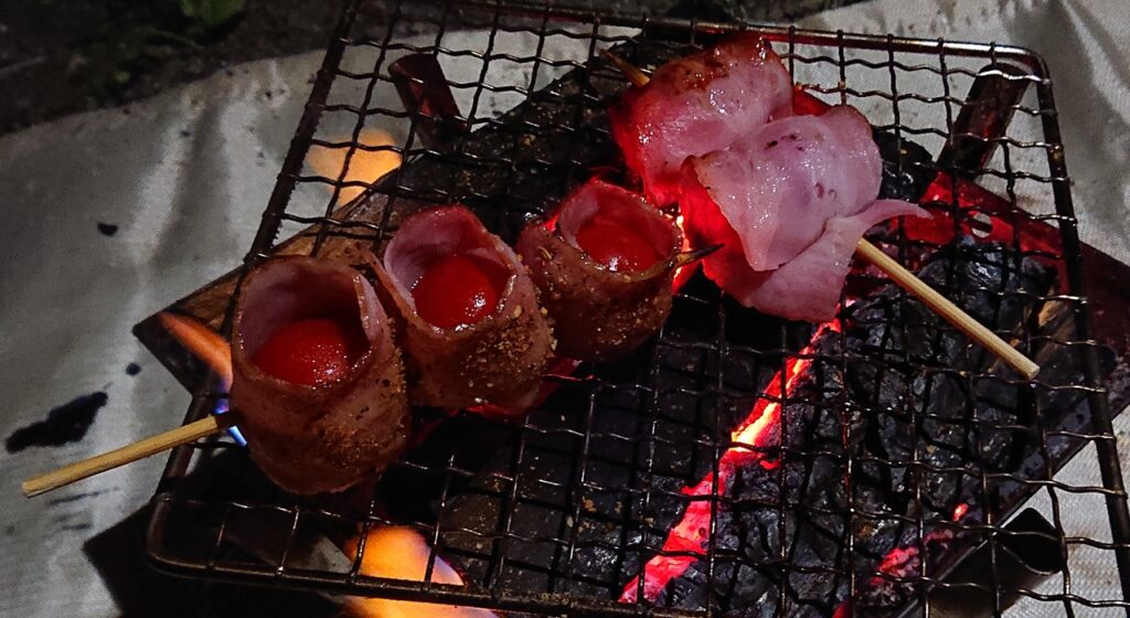 ベーコントマト串を焼いている写真