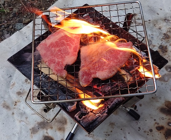 ファイアグリルSoloで肉を焼いている写真