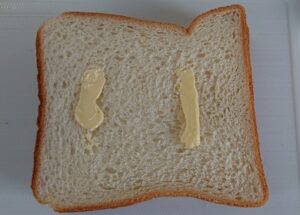 食パンにバターを塗ってセットする写真