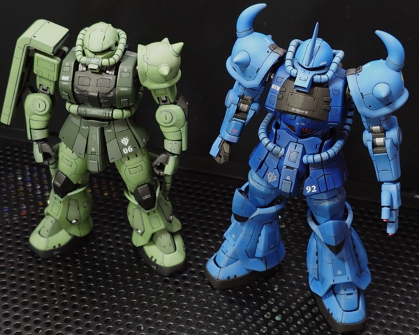 以前製作したザクIIと並べた写真