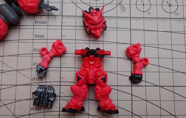 赤いガンダムを分解した写真
