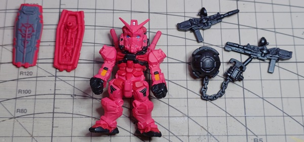 ビームサーベルを取り付けて他の武器も並べた写真