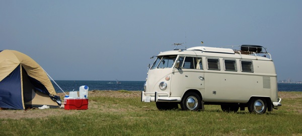 キャンプをしているワーゲンバスの写真
