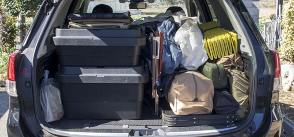 キャンプ用品を車に積んだ写真