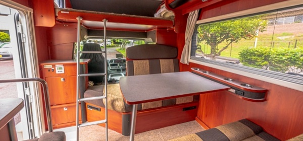 キャンピングカーの車内の写真