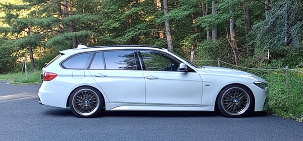 BMW3 ツーリングを横から見た写真