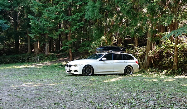 BMW3ツーリングにルーフボックスを搭載している写真