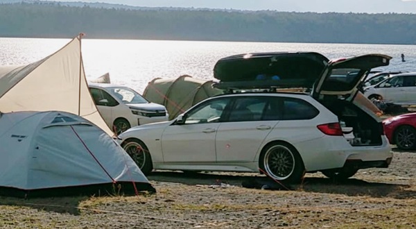 ルーフボックスをあけて作業している写真