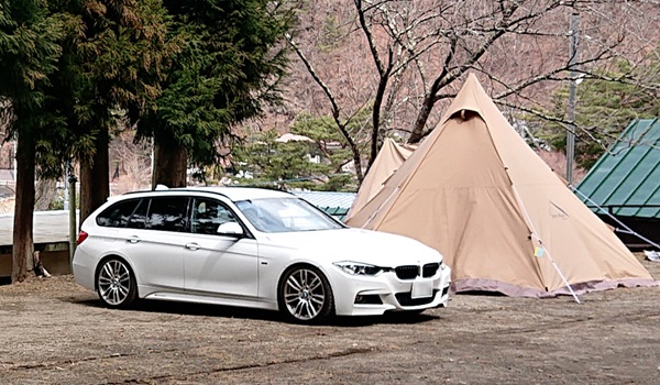 テントと車が並んでいる写真