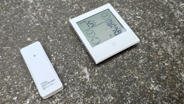 外気温が測定できる温度計の写真