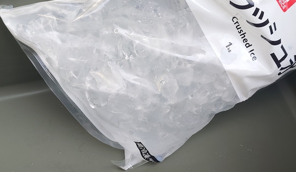 iceboxの氷を確認している写真