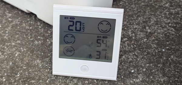 温度計をダイワのクーラーに入れてみた写真